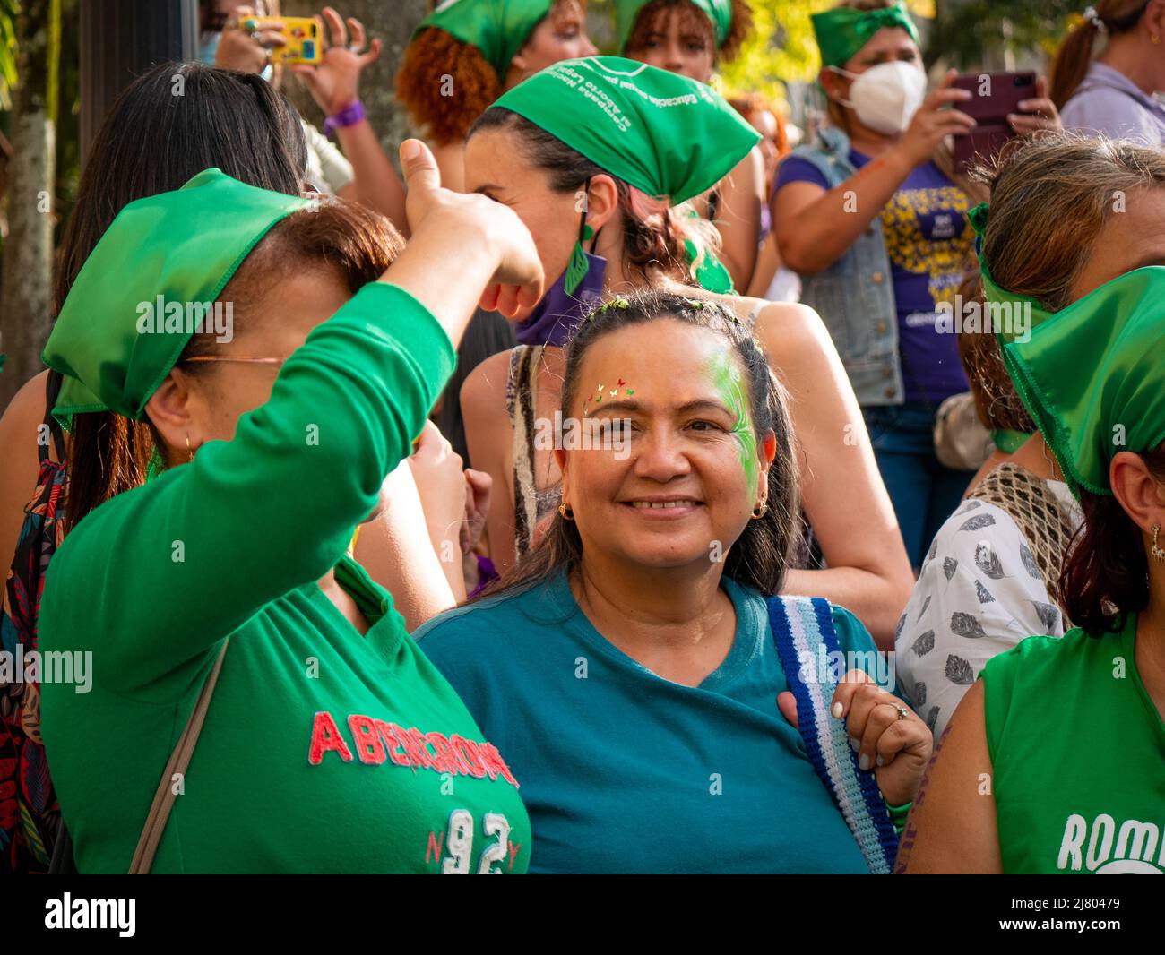 Medellin, Antioquia, Colombia - Marzo 8 2022: Donne vestite in verde marciando e protestando durante la Festa della Donna Foto Stock