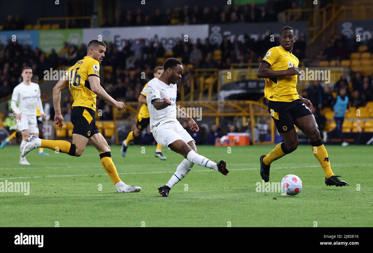 Wolverhampton, Inghilterra, 11th maggio 2022. Raheem Sterling di Manchester City segna prima che sia escluso per offside durante la partita della Premier League a Molineux, Wolverhampton. Il credito dovrebbe essere: Darren Staples / Sportimage Foto Stock