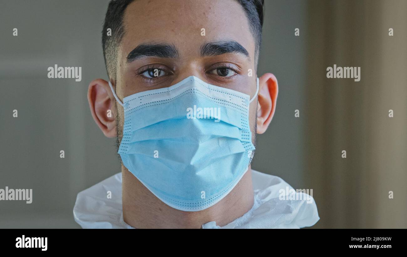 Ritratto triste volto maschio stanco etnia arabico ispanico medico uomo medico chirurgo medico specialista indossare maschera di protezione durante la corona pandemica in Foto Stock
