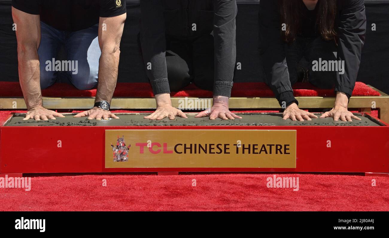 Los Angeles, Stati Uniti. 11th maggio 2022. Tre membri della band alternative rock The Smashing Pumpkins, Jimmy Chamberlin, Billy Corgan e Jeff Schroeder L-R) partecipano a una cerimonia di stampa che li immortala nel piazzale del TCL Chinese Theatre (ex Grauman's) nella sezione di Hollywood di Los Angeles mercoledì 11 maggio 2022. Foto di Jim Ruymen/UPI Credit: UPI/Alamy Live News Foto Stock