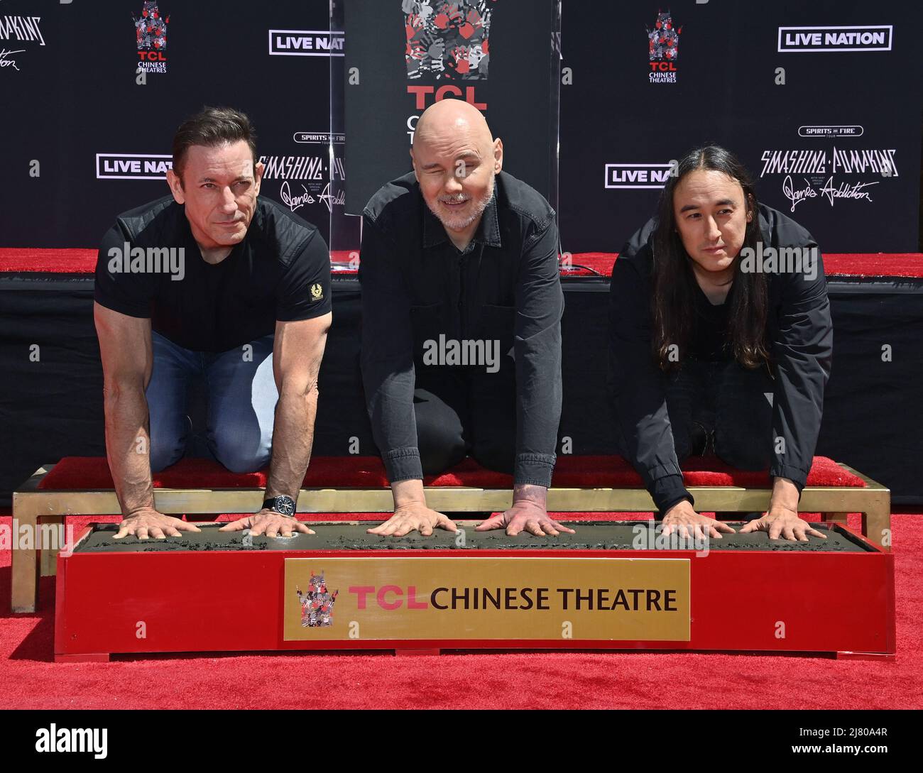 Los Angeles, Stati Uniti. 11th maggio 2022. Tre membri della band alternative rock The Smashing Pumpkins, Jimmy Chamberlin, Billy Corgan e Jeff Schroeder (L-R) partecipano a una cerimonia di stampa che li immortala nel piazzale del TCL Chinese Theatre (ex Grauman's) nella sezione di Hollywood di Los Angeles mercoledì 11 maggio 2022. Foto di Jim Ruymen/UPI Credit: UPI/Alamy Live News Foto Stock