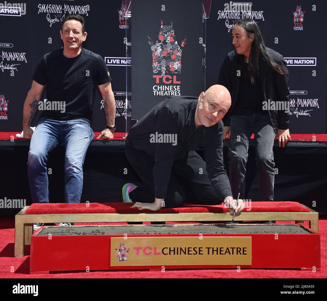 Los Angeles, Stati Uniti. 11th maggio 2022. Tre membri della band alternative rock The Smashing Pumpkins, Jimmy Chamberlin, Billy Corgan e Jeff Schroeder (L-R) partecipano a una cerimonia di stampa che li immortala nel piazzale del TCL Chinese Theatre (ex Grauman's) nella sezione di Hollywood di Los Angeles mercoledì 11 maggio 2022. Foto di Jim Ruymen/UPI Credit: UPI/Alamy Live News Foto Stock