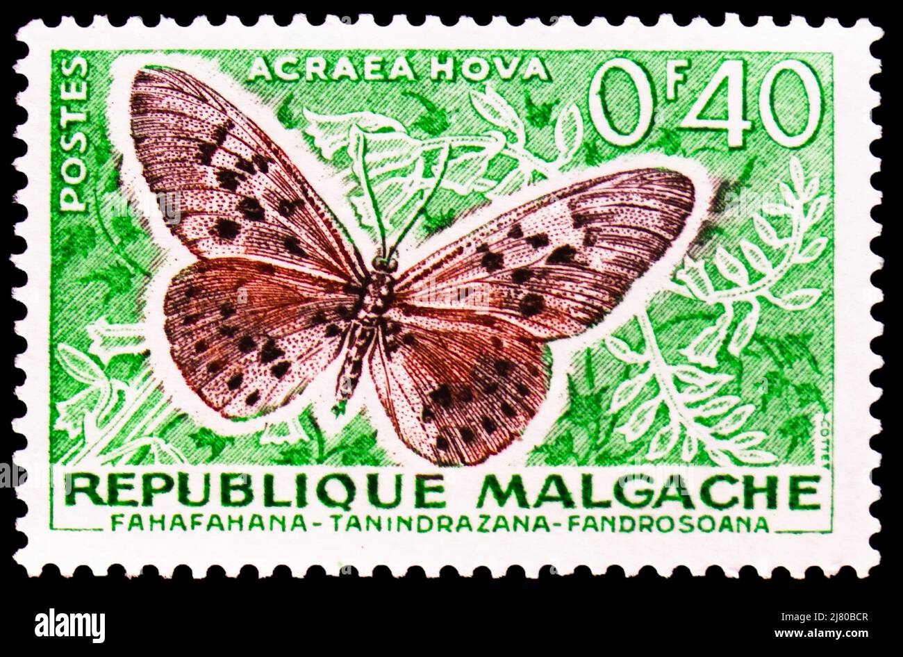 MOSCA, RUSSIA - 10 APRILE 2022: Francobollo stampato in Madagascar mostra Garden Acraea (Acraea horta), Farfalle e Country Products serie, circa Foto Stock