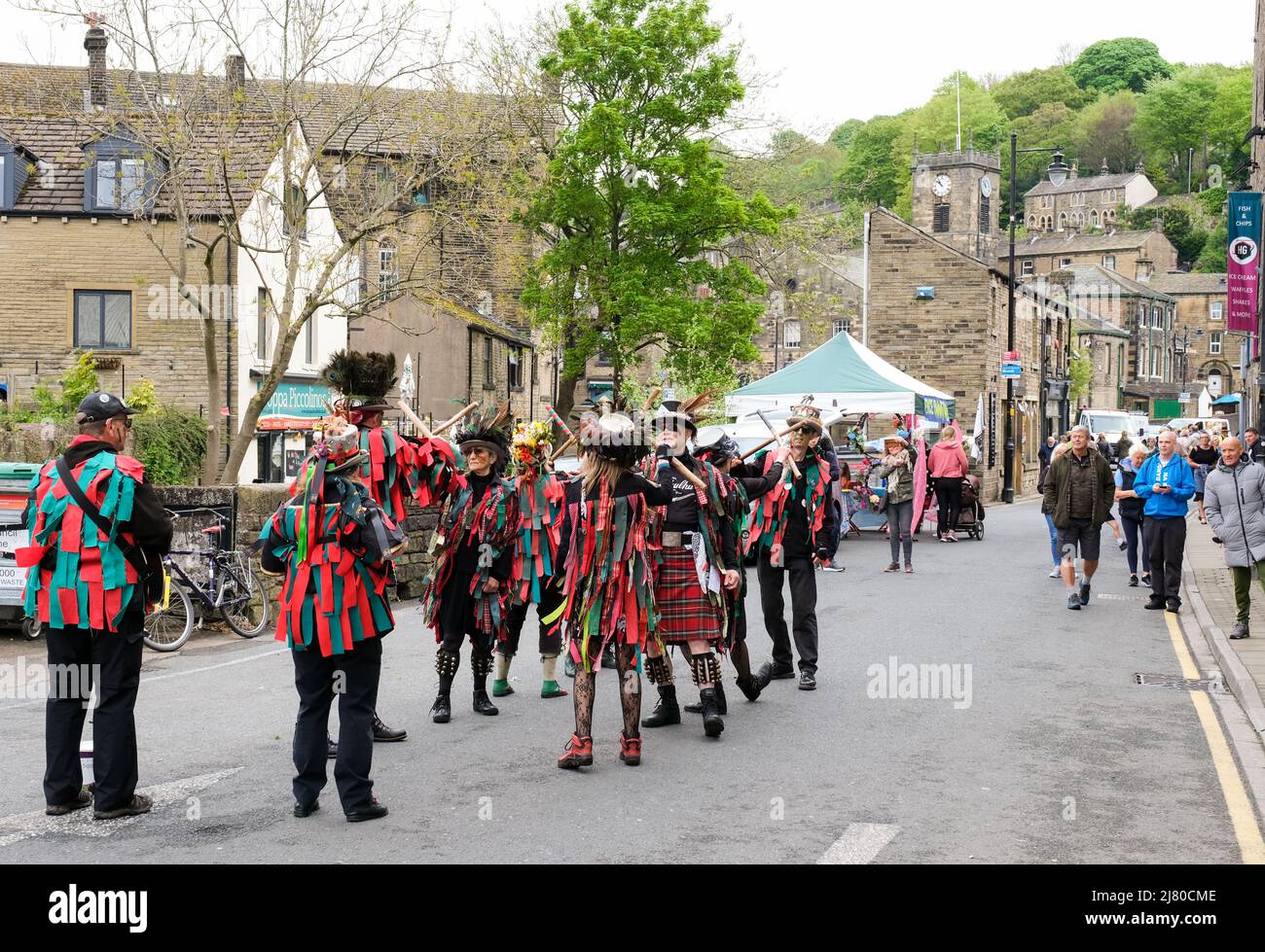 Ballerini nell'annuale Holmfirth Folk Festival che espone costumi colorati e spesso eccentrici. Foto Stock