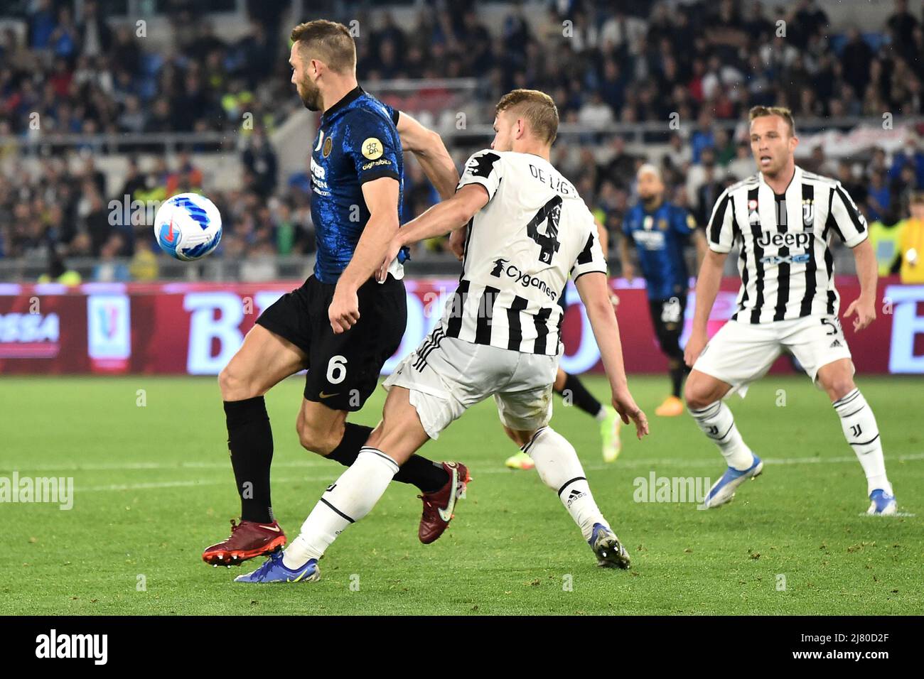 Roma, Italia. 11th maggio 2022. Matthijs de ligt del Juventus FC fa un fallo di rigore su Stefan de Vrij del FC Internazionale durante la partita di calcio finale della Coppa Italia tra Juventus FC e FC Internazionale allo stadio Olimpico di Roma, 11th maggio 2022. Foto Andrea Staccioli/Insidefoto Credit: Ininsidefoto srl/Alamy Live News Foto Stock