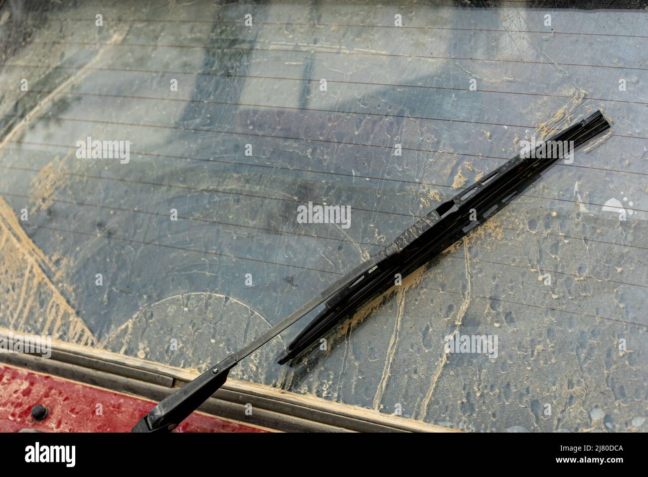 Il finestrino posteriore dell'auto era molto sporco. Foto Stock