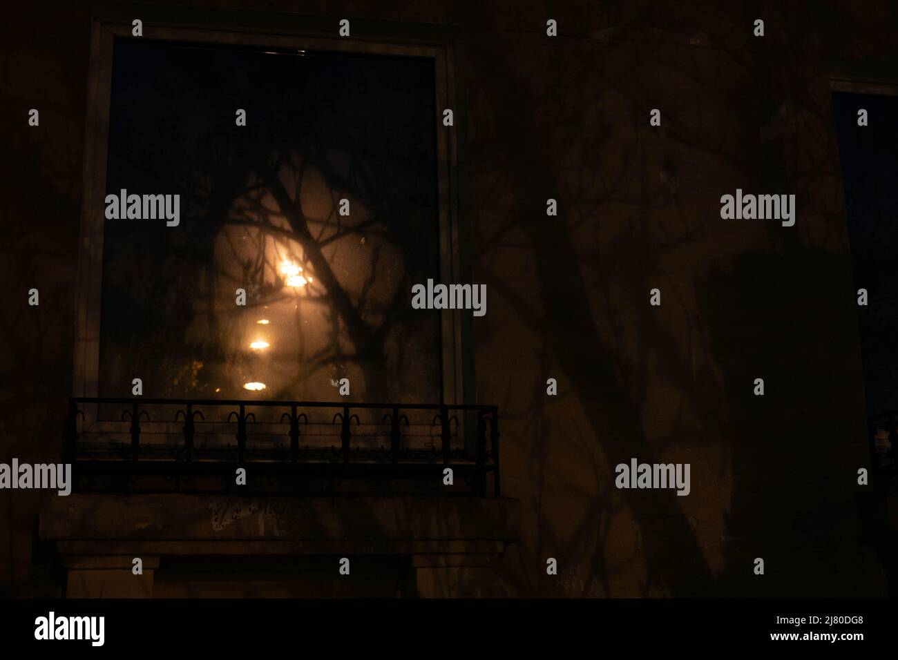 Scena notturna della luna vista attraverso la finestra Foto Stock