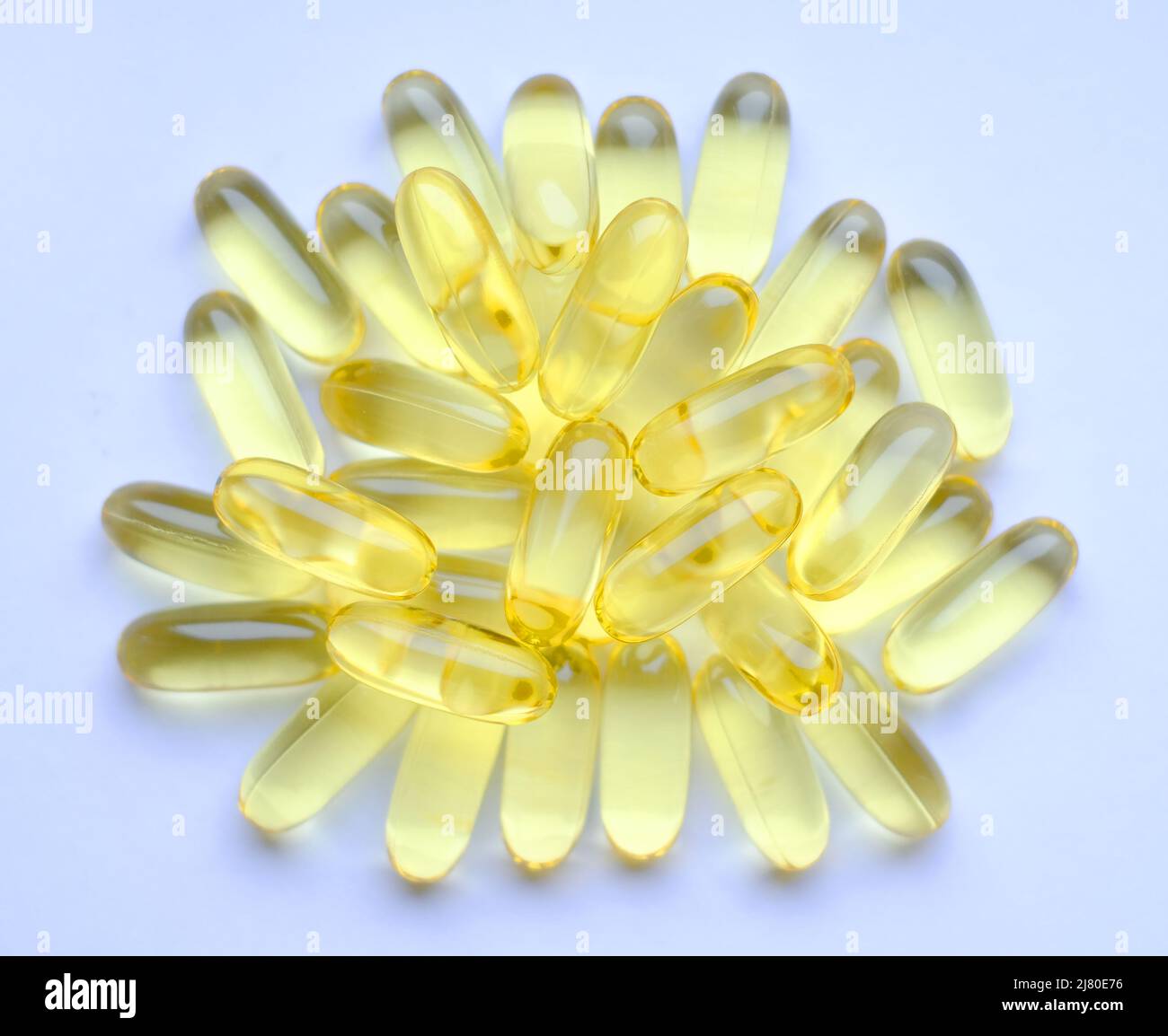 Omega-3 capsule su sfondo bianco. Acidi grassi polinsaturi. Il concetto di uno stile di vita sano Foto Stock