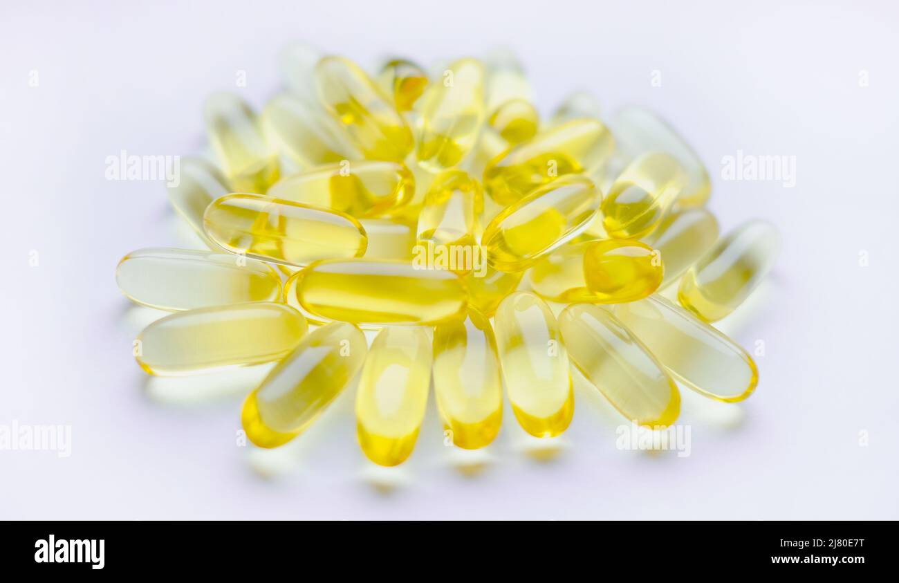 Omega-3 capsule su sfondo bianco. Acidi grassi polinsaturi. Il concetto di uno stile di vita sano Foto Stock