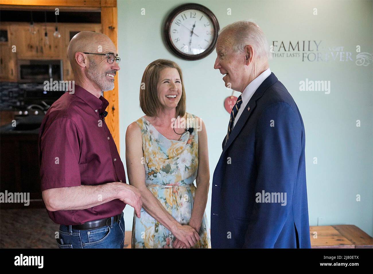 Kankakee, Stati Uniti d'America. 11th maggio 2022. Kankakee, Stati Uniti d'America. 11 maggio 2022. Il presidente degli Stati Uniti Joe Biden, a destra, chiacchiera con l'agricoltore Jeff o'Connor, e sua moglie Gina o'Connor, proprietari di o'Connor Farms, durante una visita alla sua fattoria, 11 maggio 2022 a Kankakee, Illinois. Biden ha visitato la fattoria e ha consegnato un indirizzo sulla fornitura di cibo e le interruzioni dei prezzi a causa dell'invasione russa dell'Ucraina. Credit: Adam Schultz/White House Photo/Alamy Live News Foto Stock