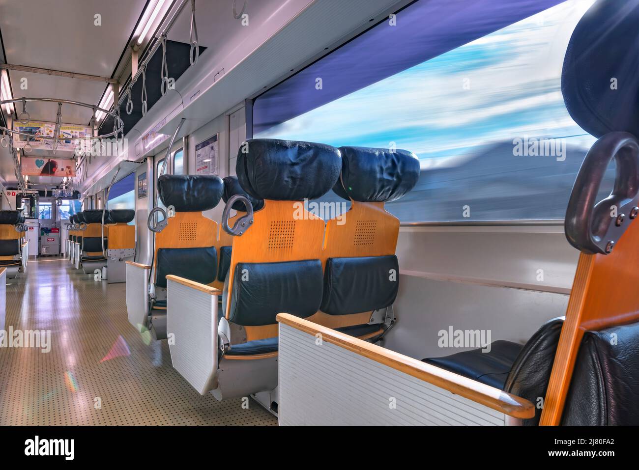 kyushu, giappone - dicembre 10 2021: Interno del treno pendolari della compagnia ferroviaria Kyushu, la serie JR Kyushu BEC819 con pelle e legno spaziosi Foto Stock