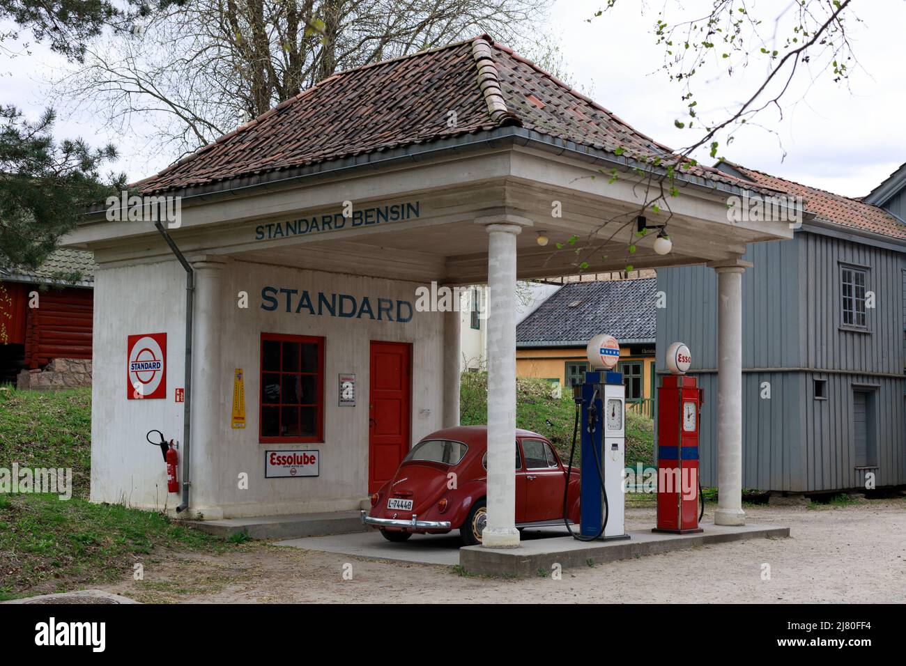 Museo norvegese di storia culturale, Oslo. Distributore di benzina con auto a Folkemuseum. Foto Stock