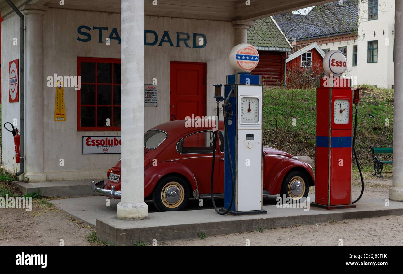 Storico serbatoio carburante e auto storica (Beetle) nel museo di Oslo, Norvegia. Foto Stock