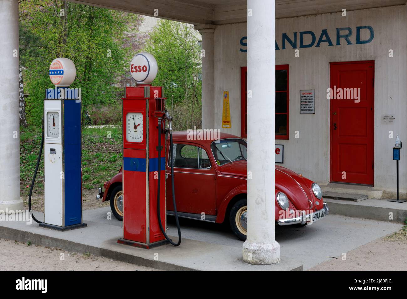 Museo norvegese di storia culturale, Oslo. Distributore di benzina con auto a Folkemuseum. Foto Stock