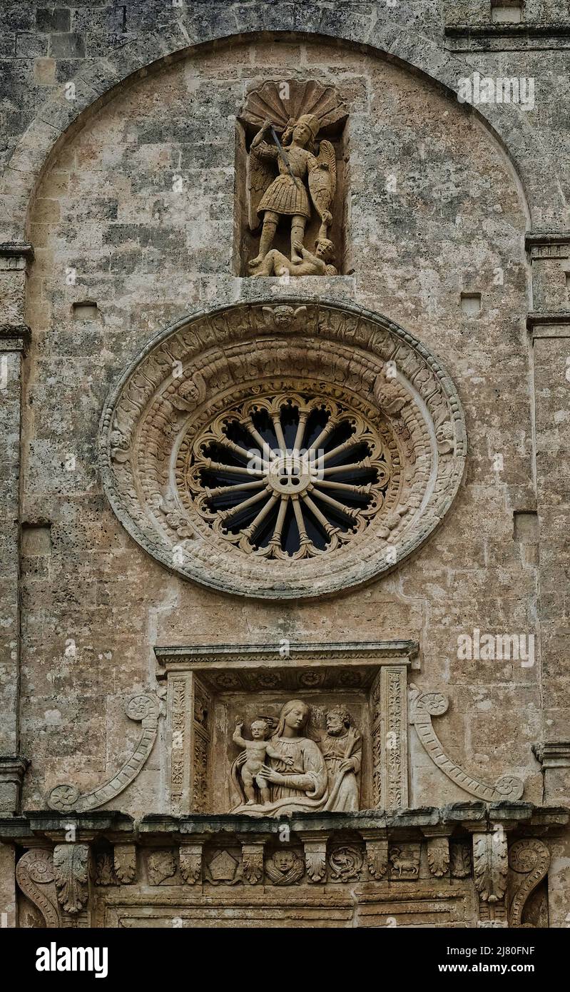 Il Santuario di Santa Maria della Palomba di Matera è una chiesa cattolica romanico-rinascimentale che incorpora al suo interno l'antica chiesa rupestre. Foto Stock