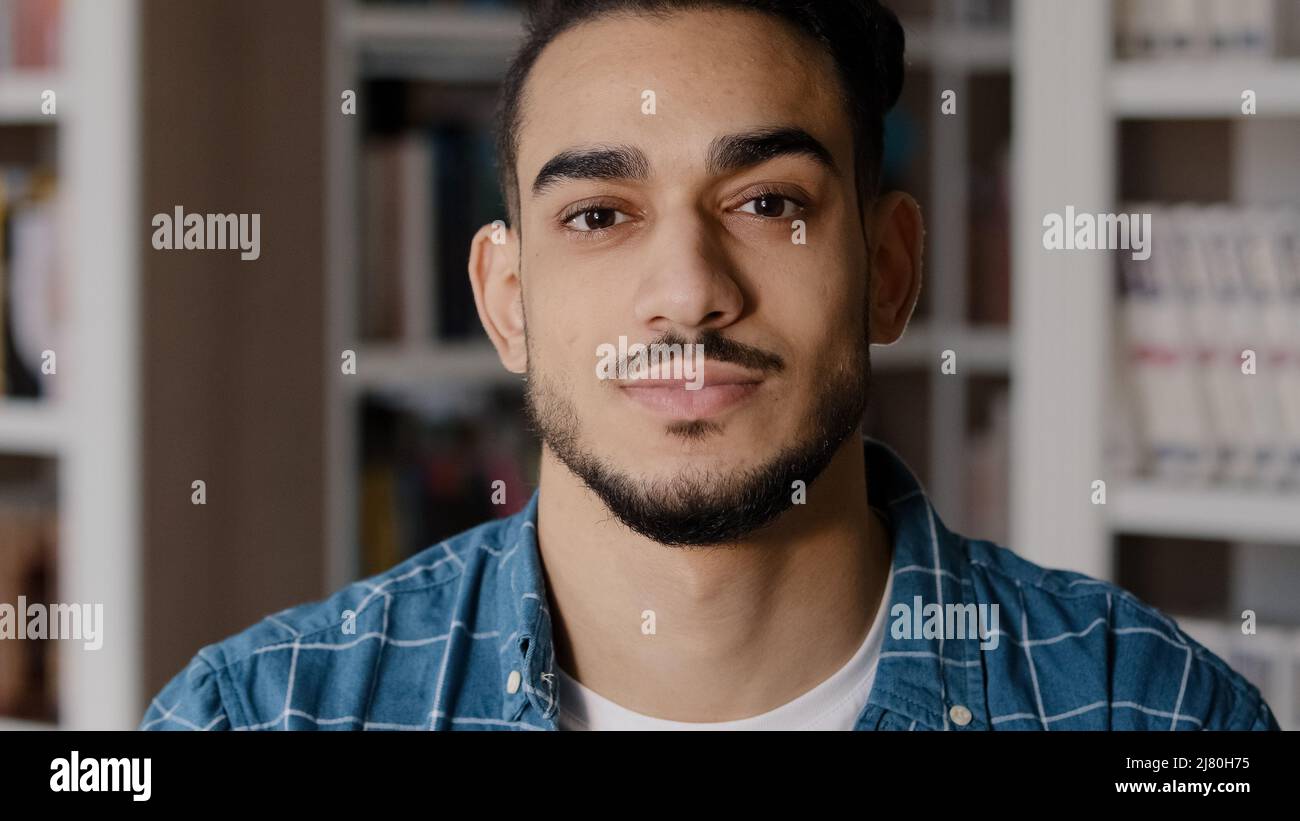 Primo piano giovane felice ispanico maschio modello in posa in interni ritratto sorridente successo imprenditore manager start-up imprenditore bel cliente ragazzo con Foto Stock