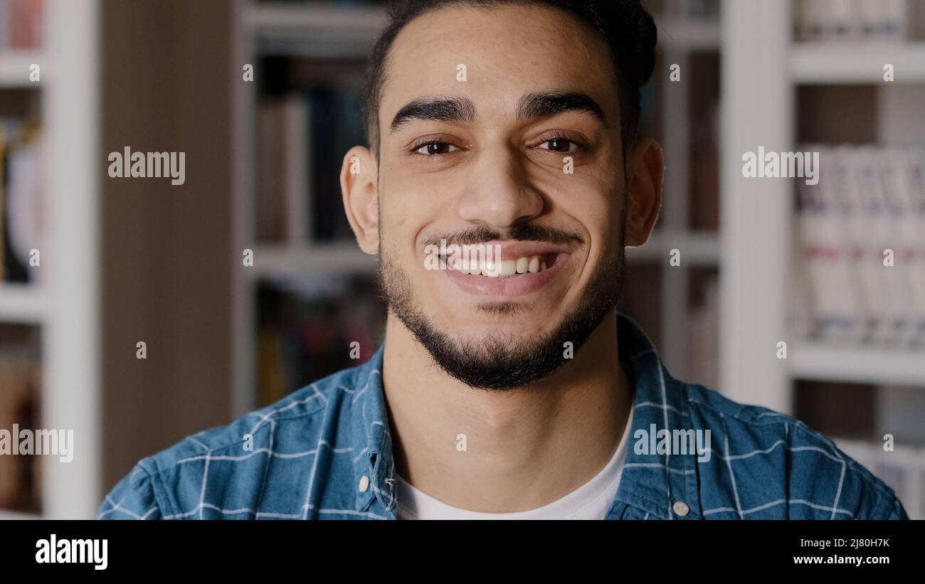 Primo piano giovane felice ispanico maschio modello in posa in interni ritratto sorridente successo imprenditore manager start-up imprenditore bel cliente ragazzo con Foto Stock