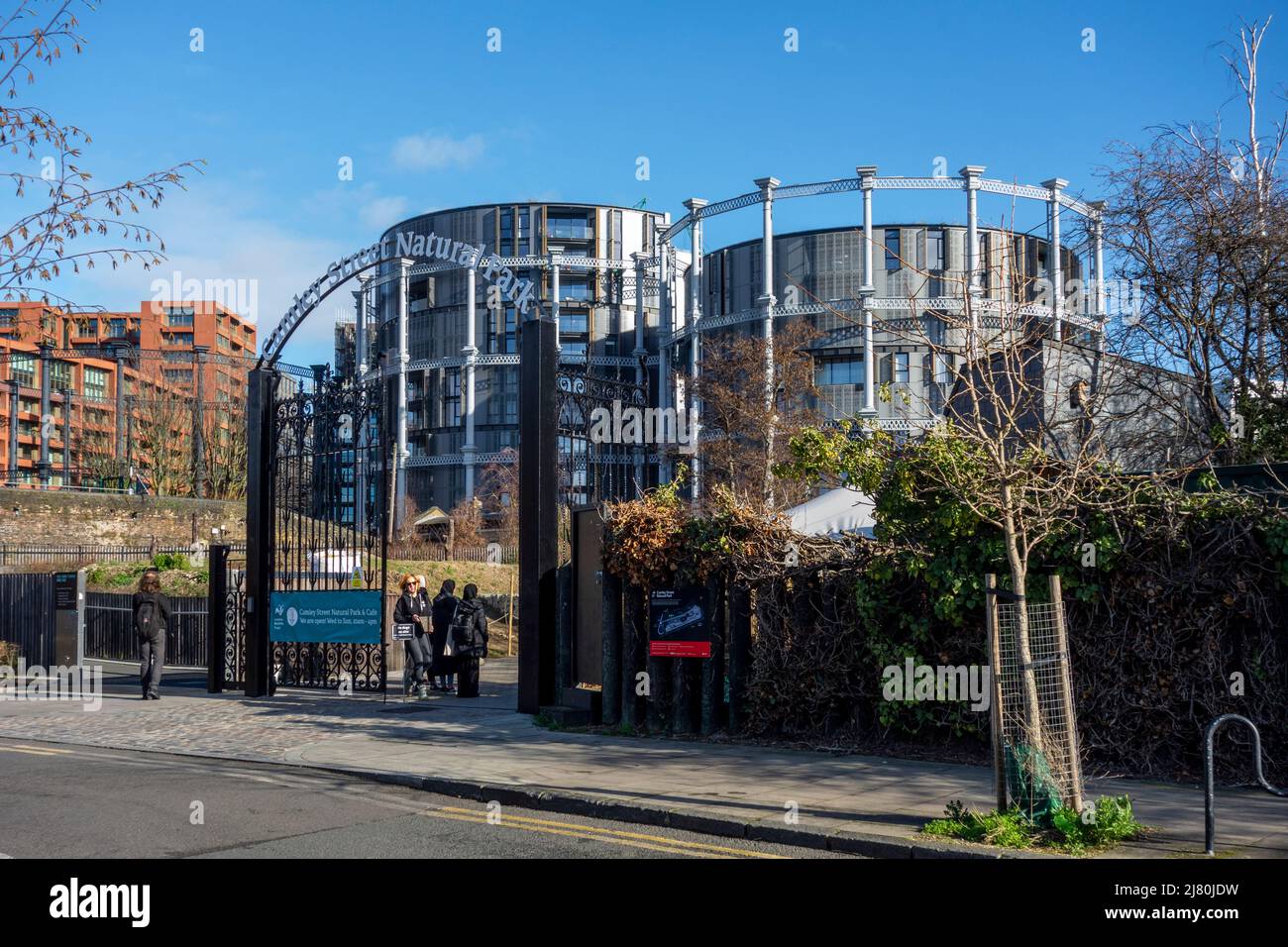 Camley Street Natural Park con Gasholders London appartamenti dietro, Kings Cross, Londra, Regno Unito Foto Stock