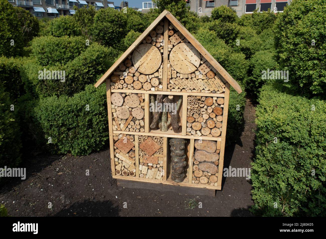 Insetto hotel aka bug hotel aka insetto casa in un giardino Foto Stock