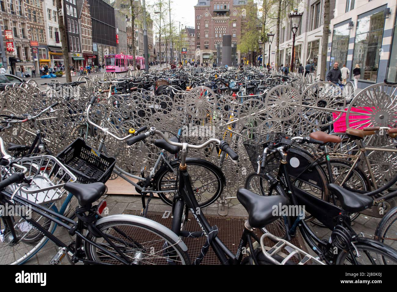 Un caotico parcheggio per biciclette ad Amsterdam, Paesi Bassi, Europa Foto Stock