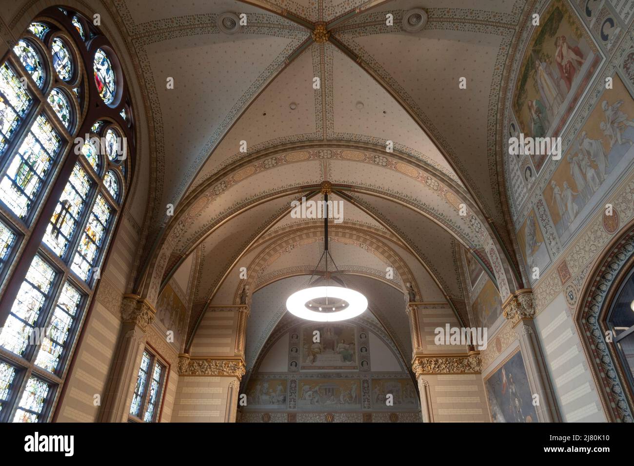 Vista interna del soffitto a volta decorato con decorazioni ornamentali con vetrate colorate e dipinti classici nel Rijksmuseum di Amsterdam Foto Stock