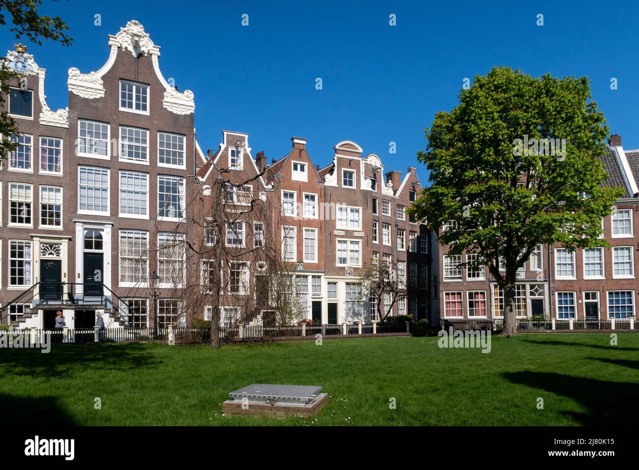 Il Begijnhof è uno dei più antichi hofjes di Amsterdam, Paesi Bassi. Un gruppo di edifici storici, per lo più abitazioni private, sono al centro di esso. Foto Stock