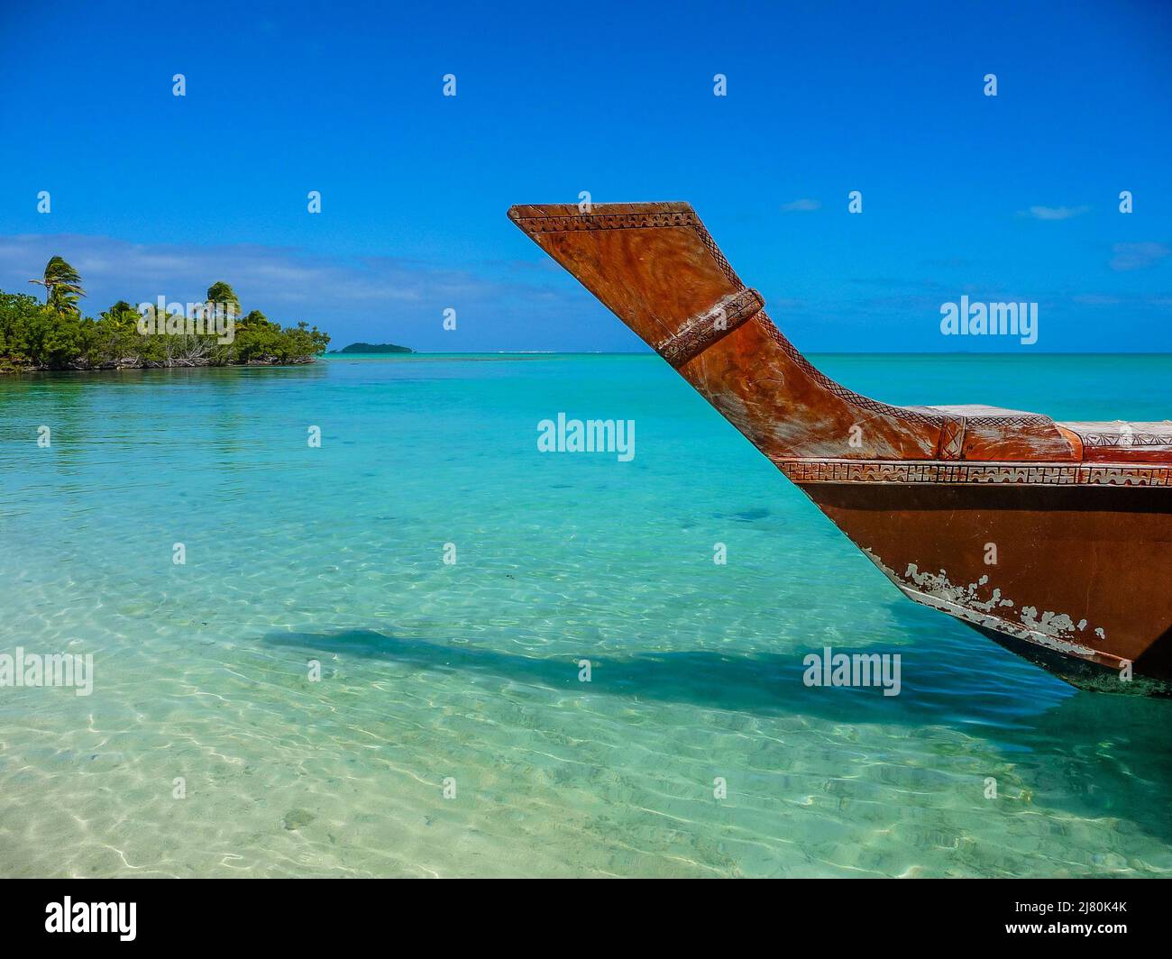 Barca tradizionale ancorata in una spiaggia tropicale, laguna Aitutaki, Isole Cook Foto Stock
