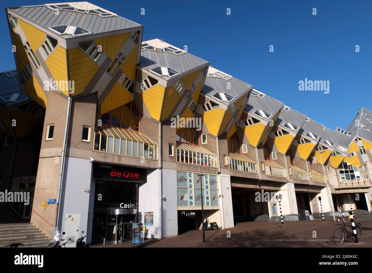 Cube Houses (in olandese: Kubuswoningen) sono un insieme di case innovative costruite a Helmond e Rotterdam nei Paesi Bassi, progettate dall'architetto Piet Blom Foto Stock