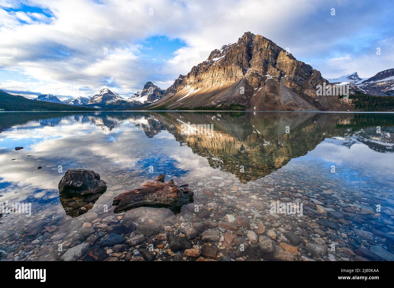 Monte Crowfoot Reflection a Bow Lake, Canadian Rockies, Banff National Park, Alberta, Canada Foto Stock