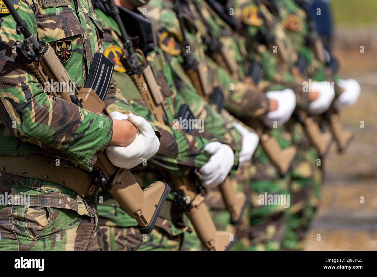 Primo piano delle truppe dell'esercito portoghese che utilizzano l'uniforme militare mimetizzata Foto Stock