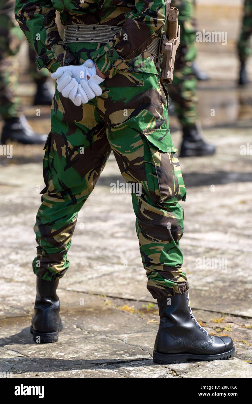 Primo piano delle truppe dell'esercito portoghese che utilizzano l'uniforme militare mimetizzata Foto Stock