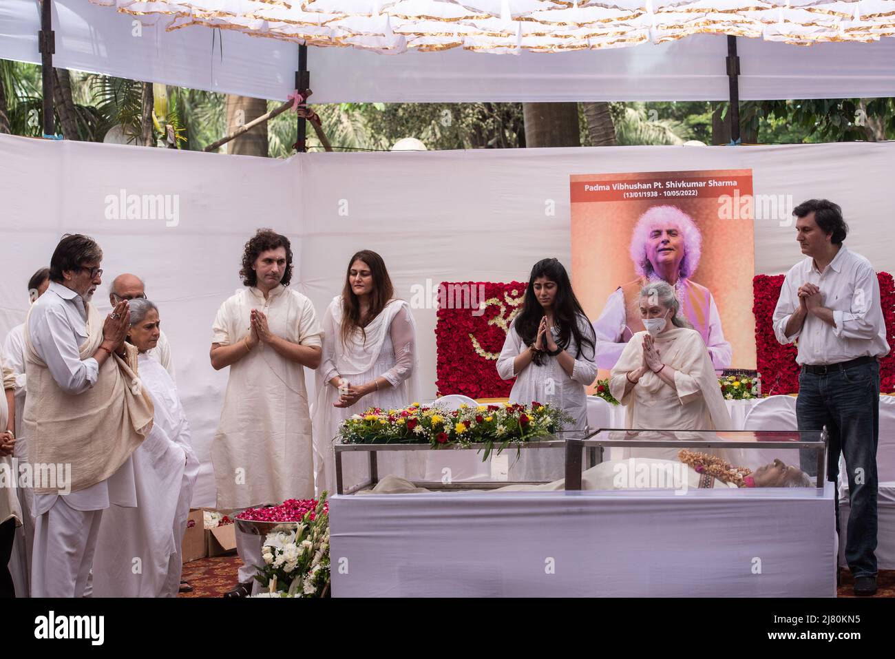 Mumbai, India. 11th maggio 2022. MUMBAI, INDIA - MAGGIO 11: L'attore Bollywood Amitabh Bachchan e sua moglie Jaya Bachchan pagano gli ultimi omaggi al maestro Santoor Pandit Shivkumar Sharma nella sua residenza Juhu il 11 maggio 2022 a Mumbai, India. (Foto di Pratik Chorge/Hindustan Times/Sipa USA) Credit: Sipa USA/Alamy Live News Foto Stock