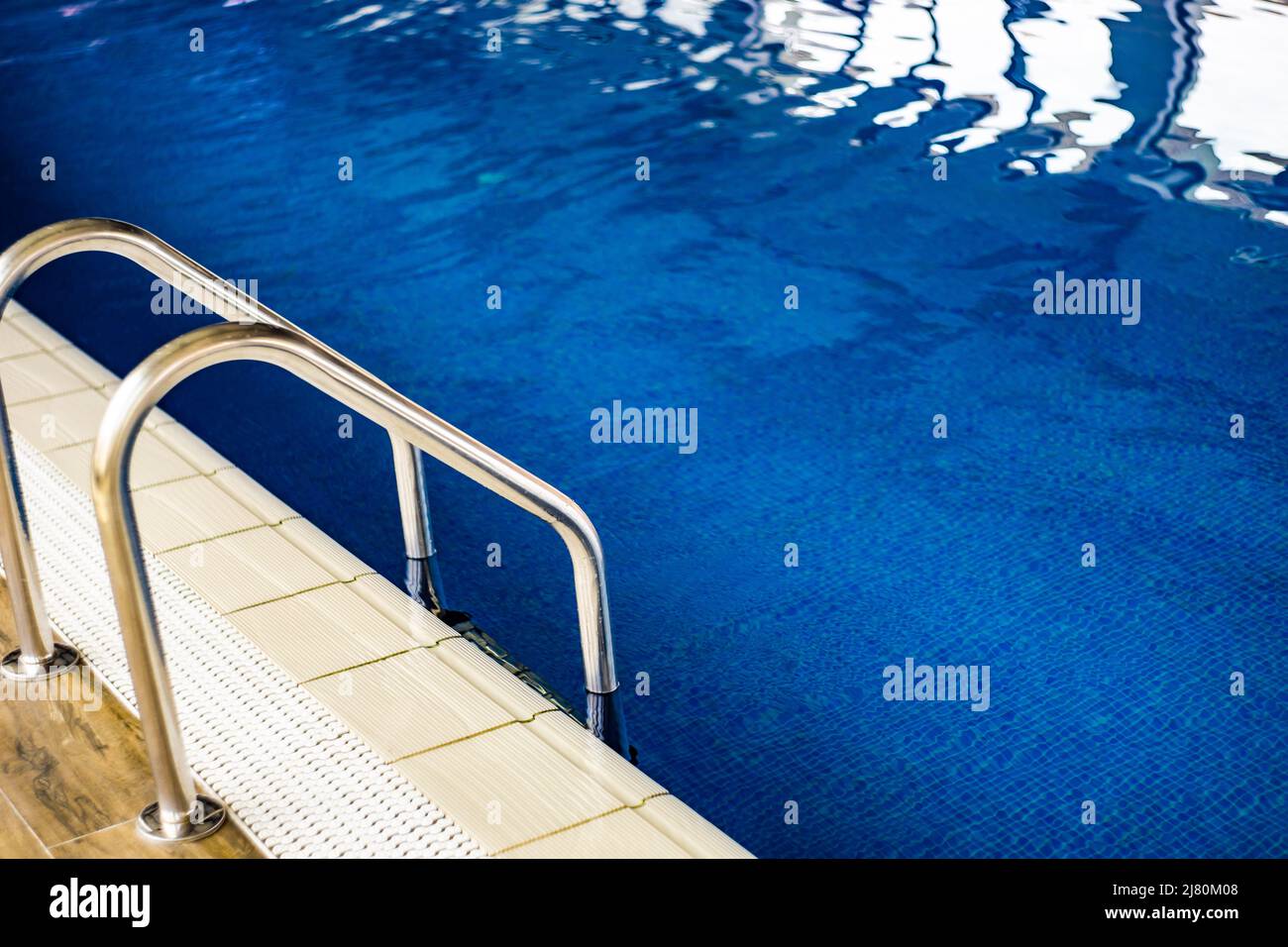 Primo piano di una scala in metallo in una piscina Foto Stock