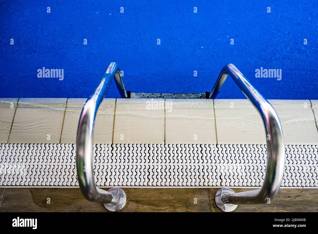 Primo piano di una scala in piscina Foto Stock