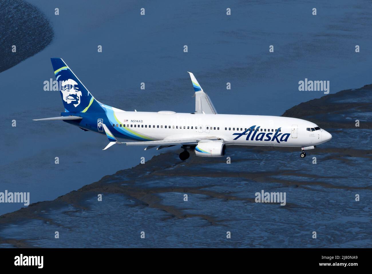 Alaska Airlines Boeing 737 aereo vista aerea. Aereo N514AS in arrivo visto dall'alto. Aereo Alaska Airlines 737-800. Foto Stock