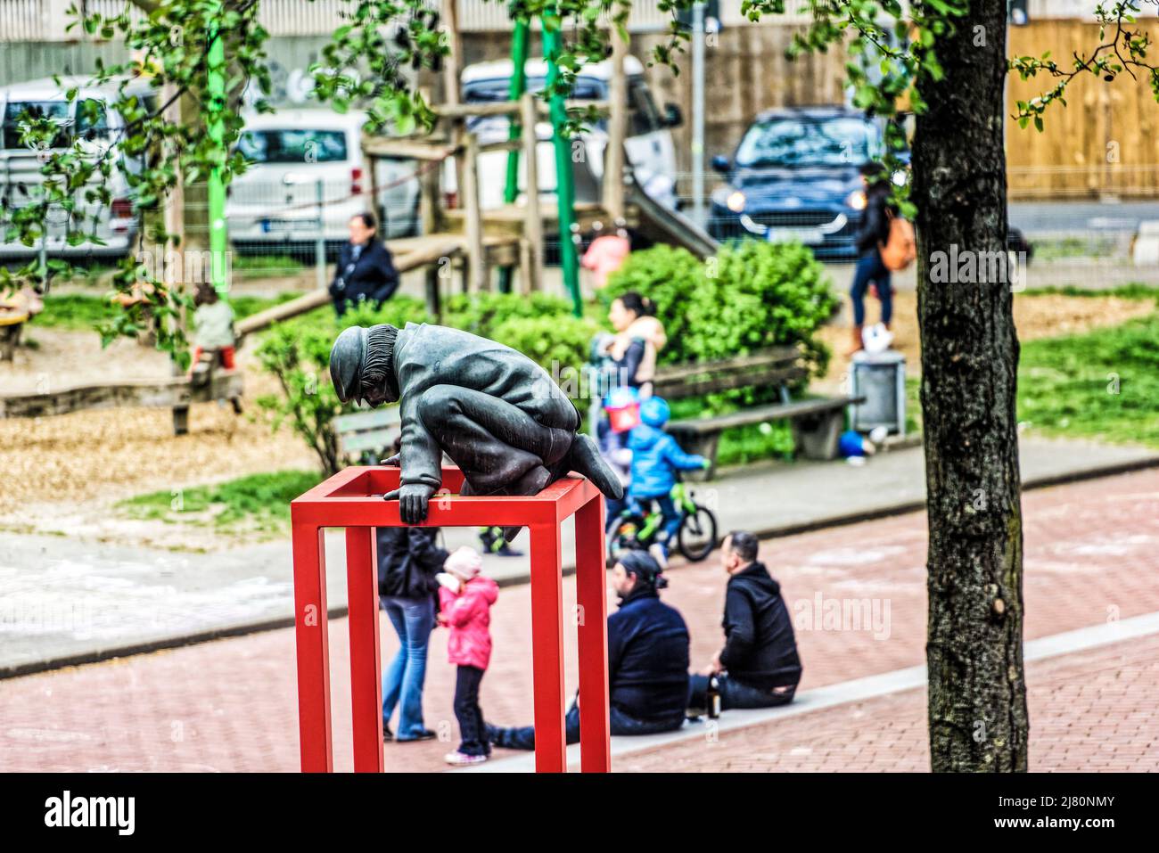 Das Kunstwerk 'Lindener Butjer' der Bildhauerin Ulrike Enders an der Stephanusstraße Umgezogen. Foto Stock