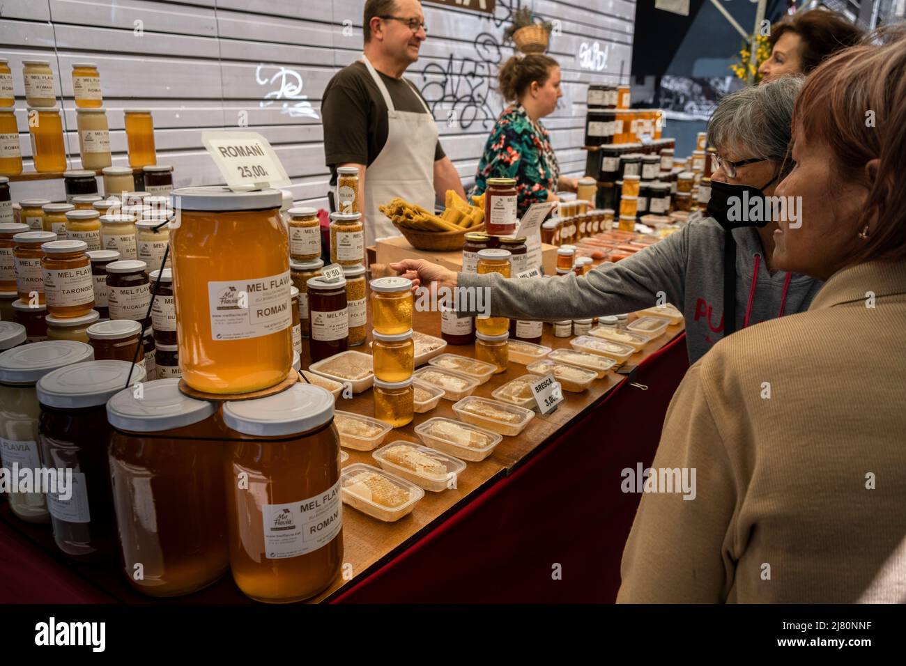 Barcellona, Catalogna, Spagna. 11th maggio 2022. Una bancarella specializzata nella vendita di miele artigianale si trova in Calle Hospital durante la Fiera di Sant PonC. Dopo due anni di sospensione a causa del Covid19, Barcellona celebra ancora una volta la tradizionale fiera di Sant PonC dedicata alle erbe medicinali, al miele e ai canditi, che si svolge dal 16th secolo. (Credit Image: © Paco Freire/SOPA Images via ZUMA Press Wire) Foto Stock