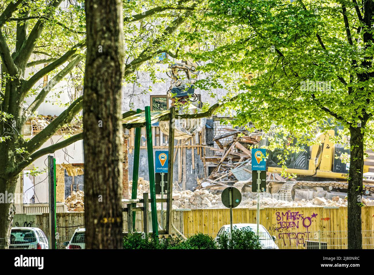 Das Kunstwerk 'Lindener Butjer' der Bildhauerin Ulrike Enders an der Stephanusstraße Umgezogen. Foto Stock