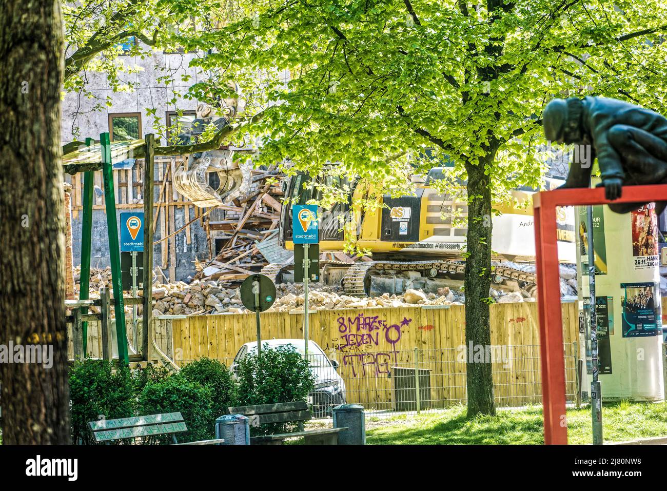 Das Kunstwerk 'Lindener Butjer' der Bildhauerin Ulrike Enders an der Stephanusstraße Umgezogen. Foto Stock