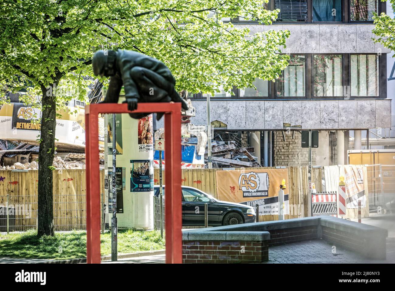 Das Kunstwerk 'Lindener Butjer' der Bildhauerin Ulrike Enders an der Stephanusstraße Umgezogen. Foto Stock