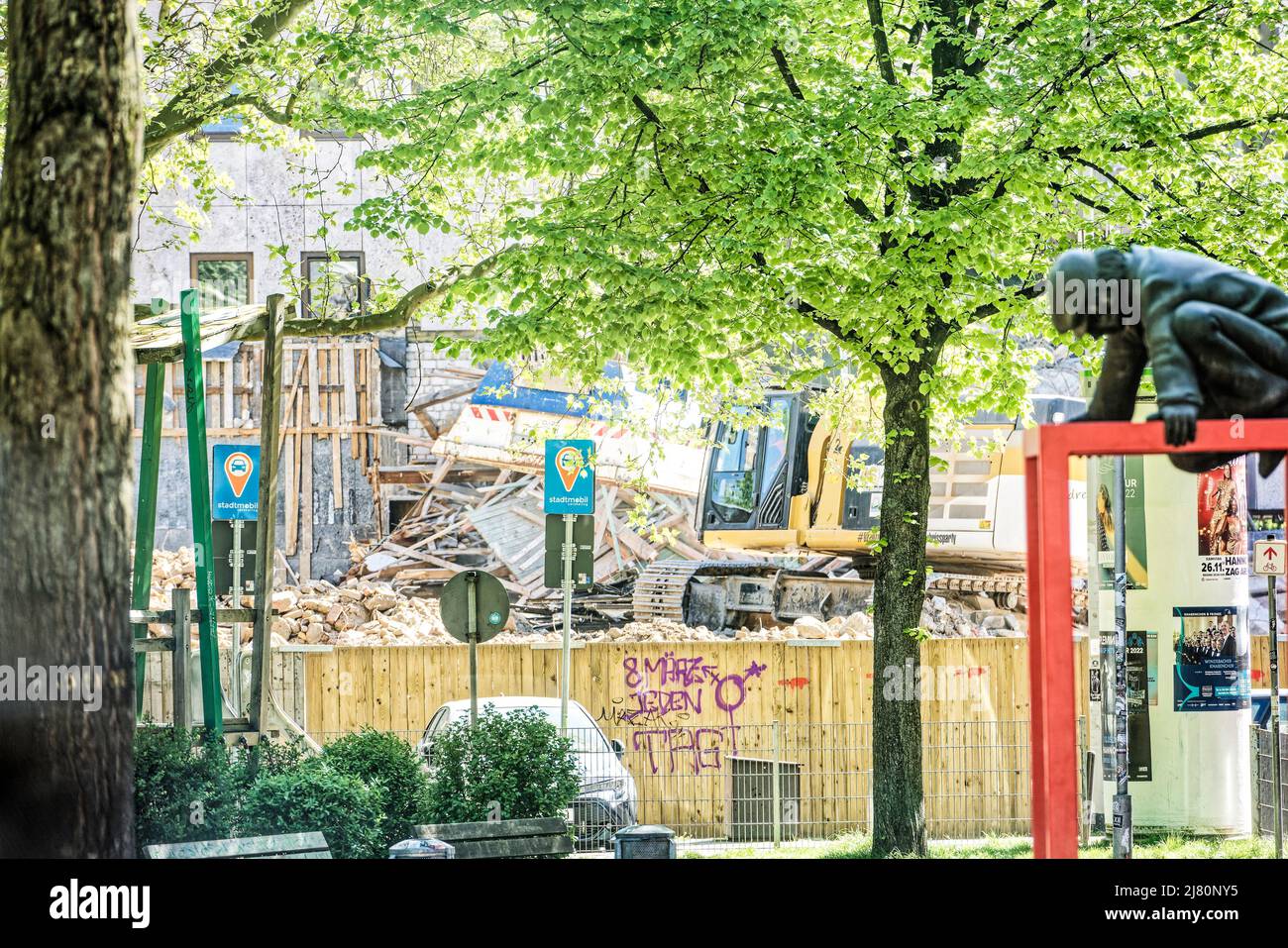 Das Kunstwerk 'Lindener Butjer' der Bildhauerin Ulrike Enders an der Stephanusstraße Umgezogen. Foto Stock