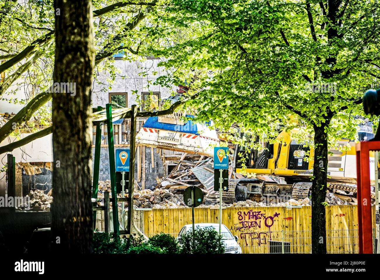 Das Kunstwerk 'Lindener Butjer' der Bildhauerin Ulrike Enders an der Stephanusstraße Umgezogen. Foto Stock