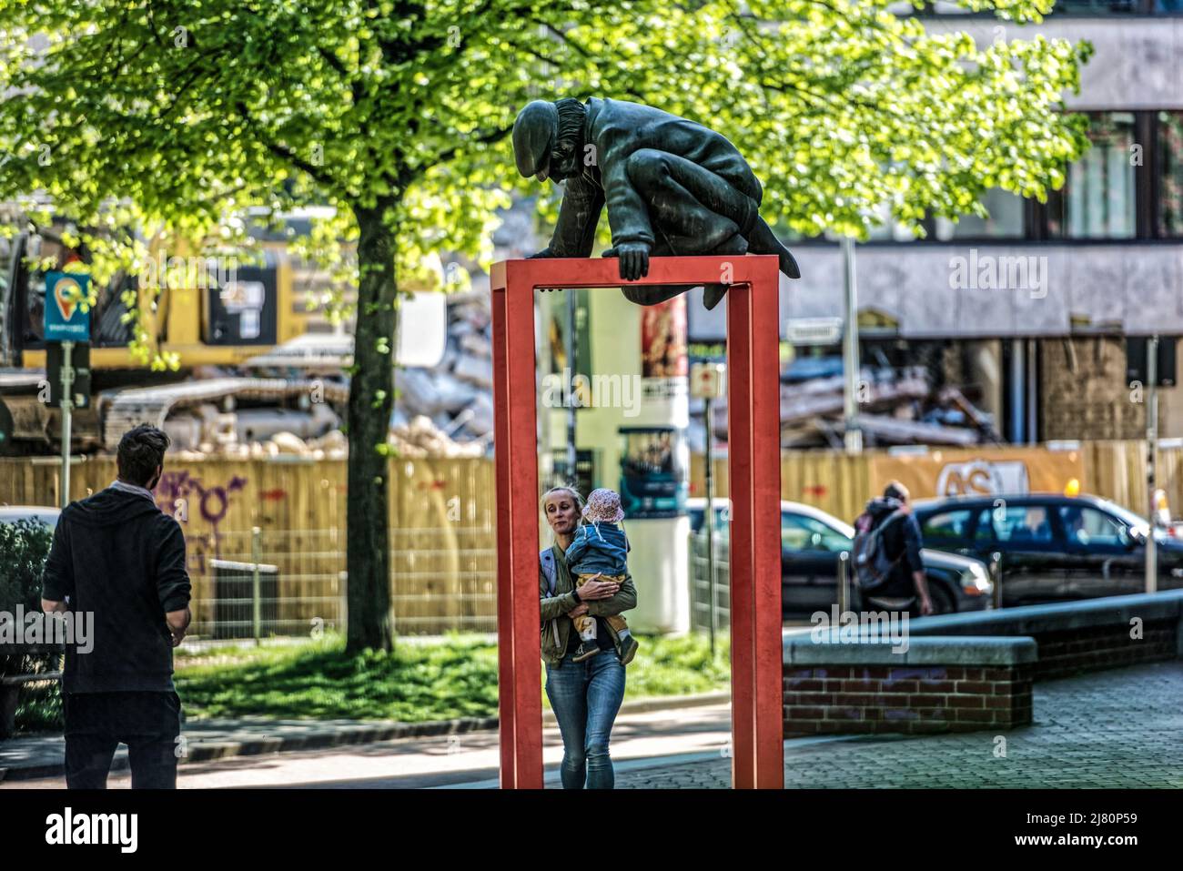 Das Kunstwerk 'Lindener Butjer' der Bildhauerin Ulrike Enders an der Stephanusstraße Umgezogen. Foto Stock