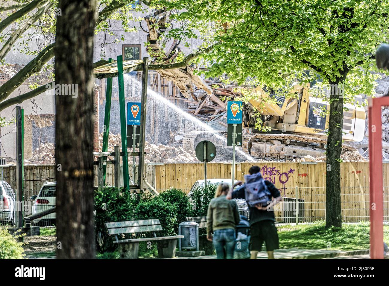 Das Kunstwerk 'Lindener Butjer' der Bildhauerin Ulrike Enders an der Stephanusstraße Umgezogen. Foto Stock