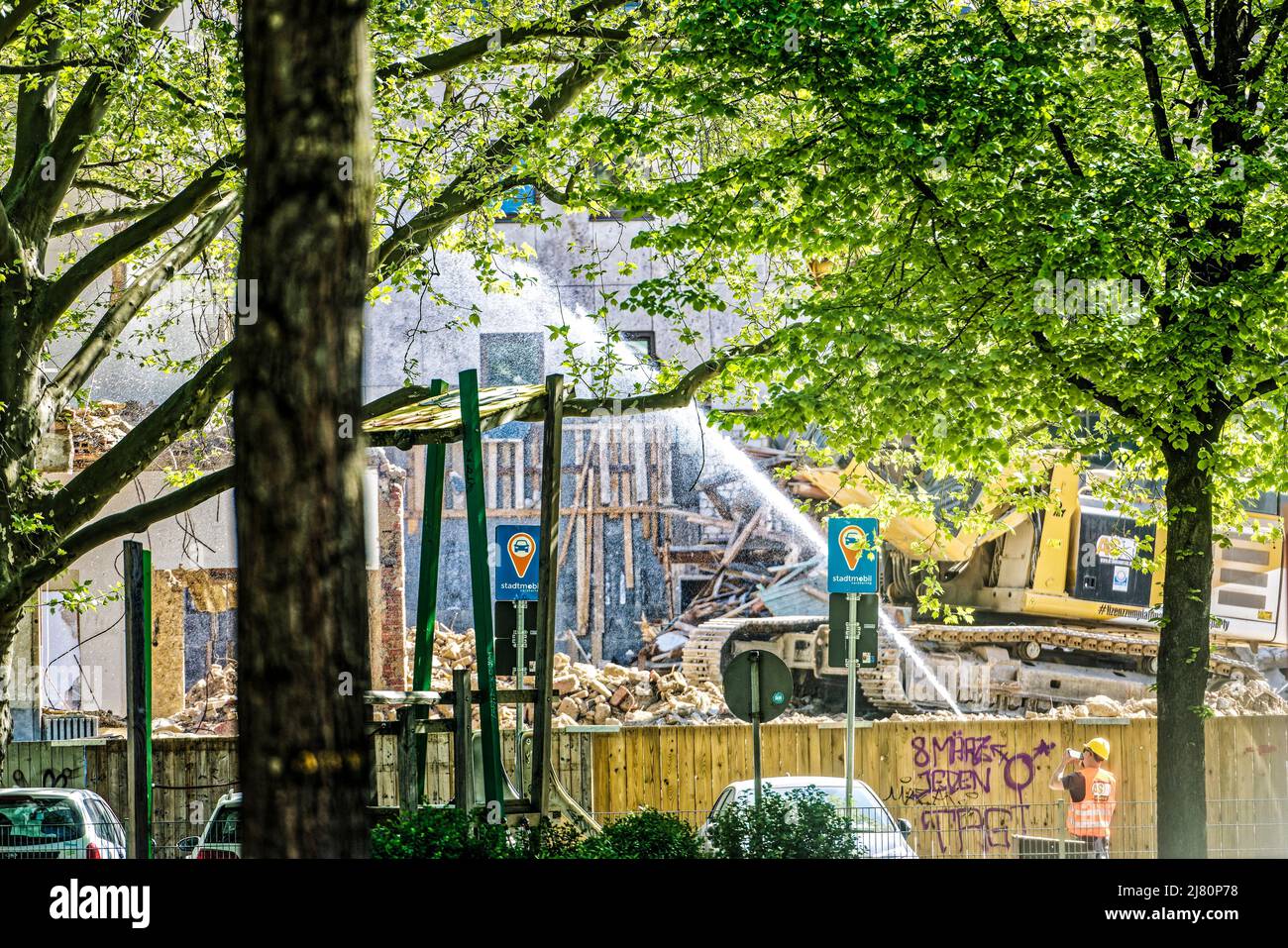 Das Kunstwerk 'Lindener Butjer' der Bildhauerin Ulrike Enders an der Stephanusstraße Umgezogen. Foto Stock