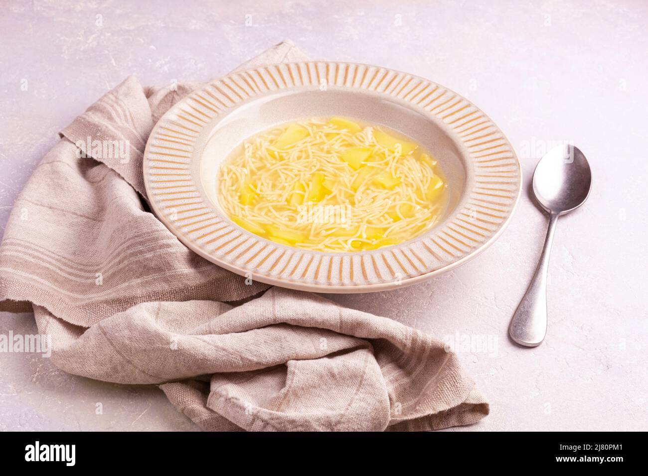 Porzione di zuppa di patate e patate in un piatto Foto Stock