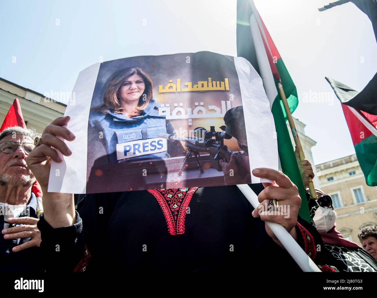 Roma, Italia. 11th maggio 2022. Manifestazione a Roma oggi 11 maggio mentre il primo Ministro Draghi si trova negli Stati Uniti, parlando con Biden per dire "No alla guerra in Ucraina e sì alla pace”. Erano presenti anche i manifestanti palestinesi che portavano foto del giornalista palestinese al Jazeera Shireen Abu Akleh ucciso oggi a Jenin. (Foto di Patrizia CORTELLLESSA/Pacific Press) Credit: Pacific Press Media Production Corp./Alamy Live News Foto Stock