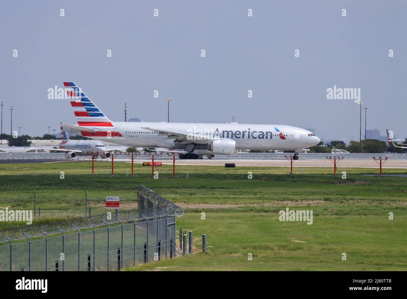 Aerei che decollano e atterrano all'Aeroporto Internazionale di Dallas Fort Worth Foto Stock