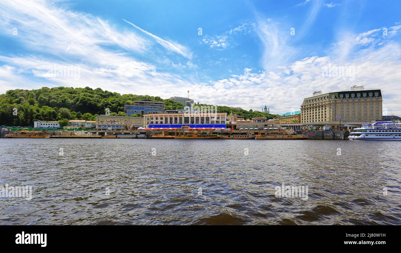 Kiev, Ucraina - 25 maggio, 2017: Panorama della stazione del fiume di Kiev in estate Foto Stock