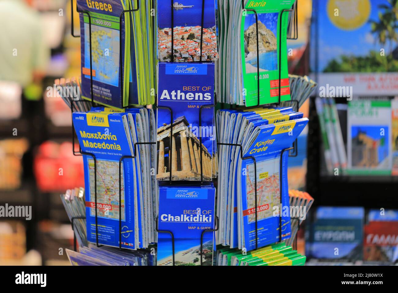 Mappa della guida della città di Atene sullo scaffale del negozio Foto Stock